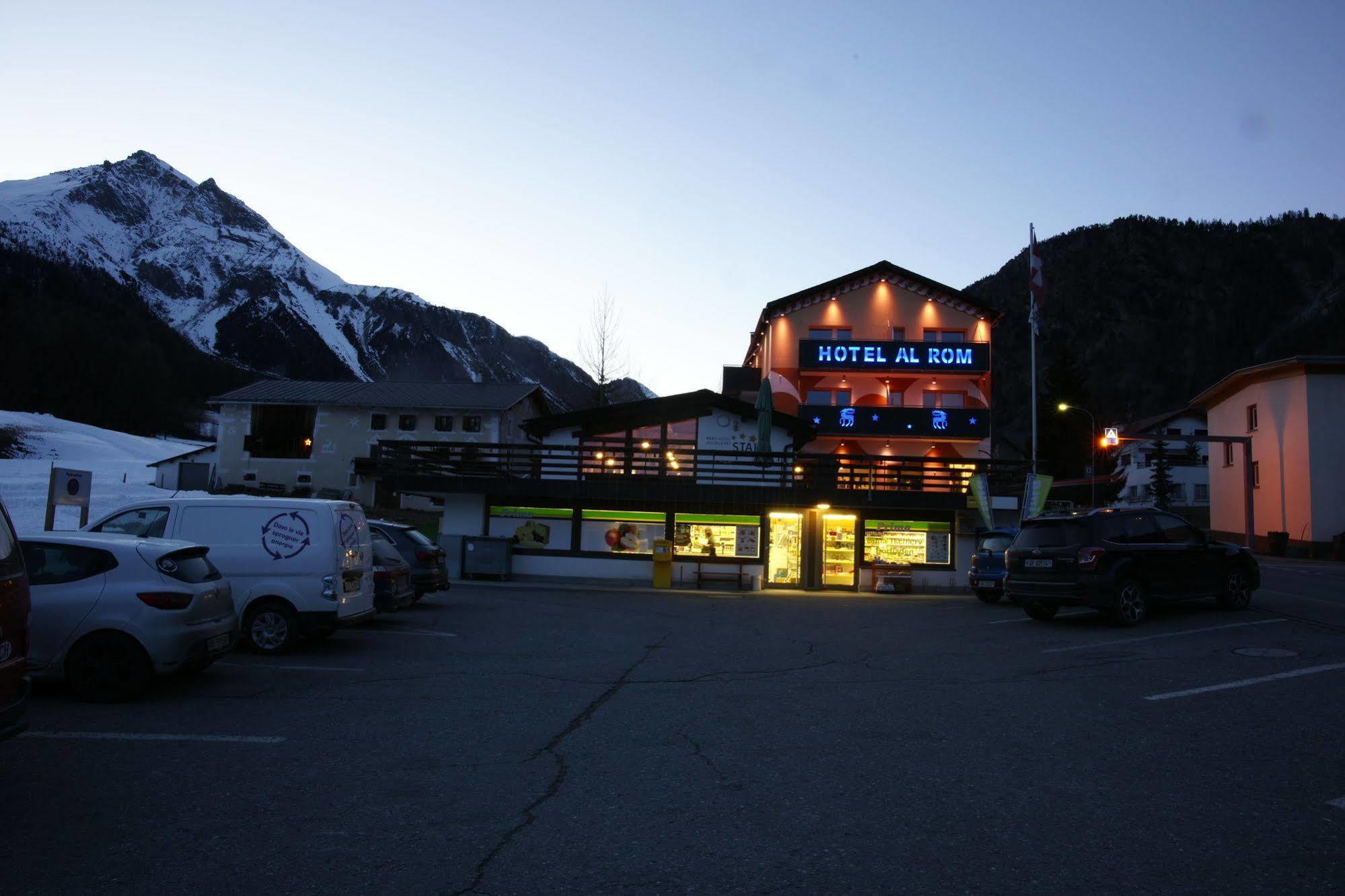 Hotel Al Rom Tschierv Exteriör bild